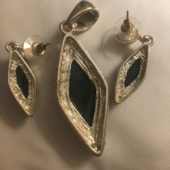 Turquoise pendant and earring set - Picture 2 of 3